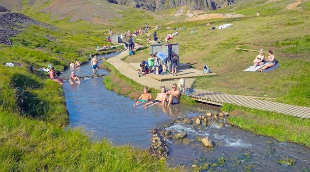 Aguas termales naturales de Reykjadalur en Islandia