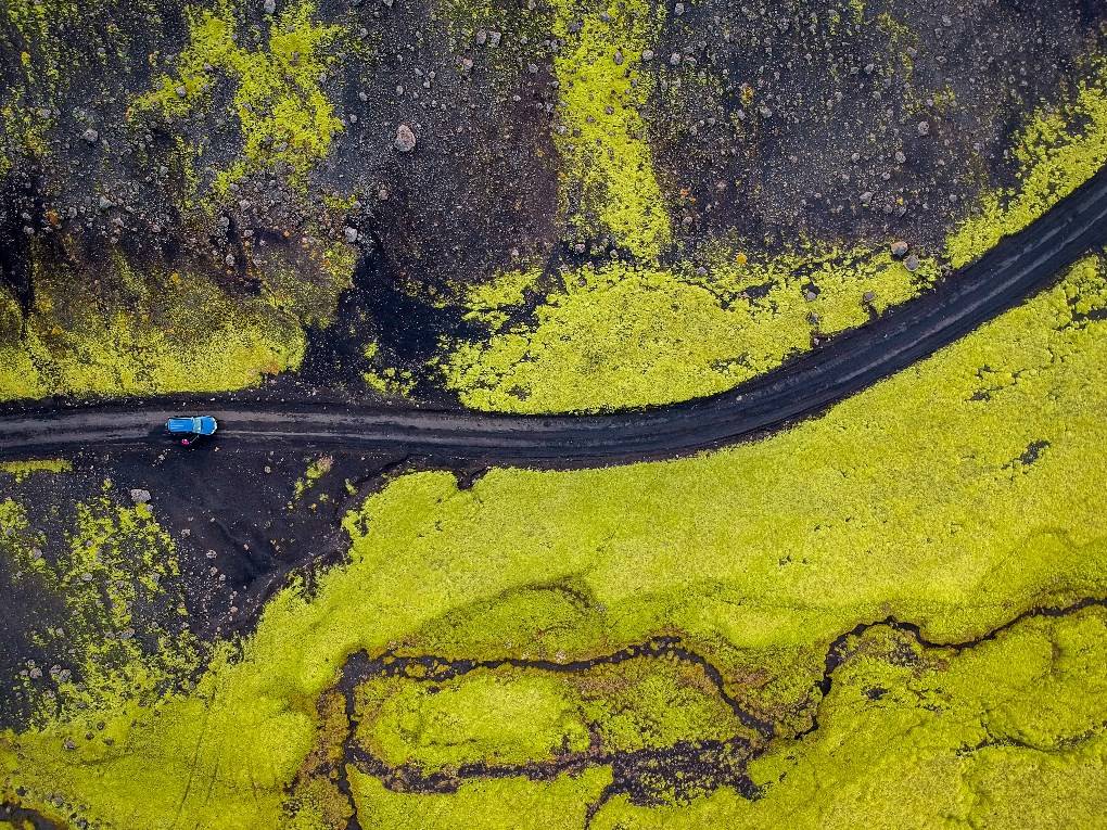 Les routes F des hautes terres islandaises ne sont pas pavées et remplies de gravier, de sable et de pierres