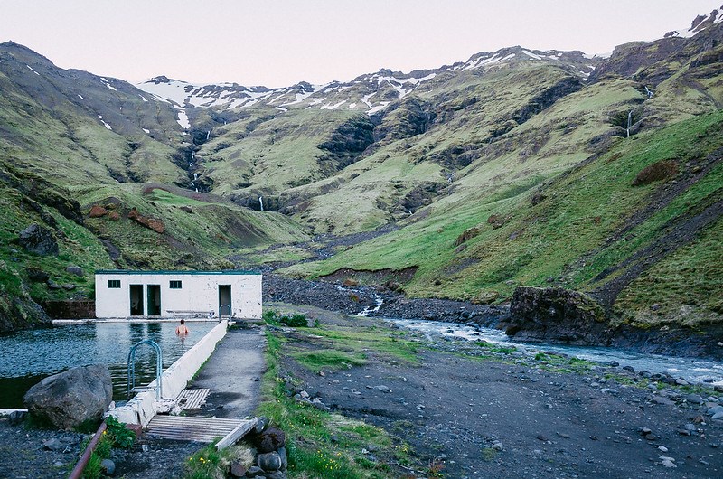 Piscina termal de Seljavallalaug en Islandia