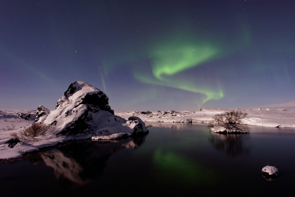 Las auroras boreales danzando sobre Myvatn en el norte de Islandia