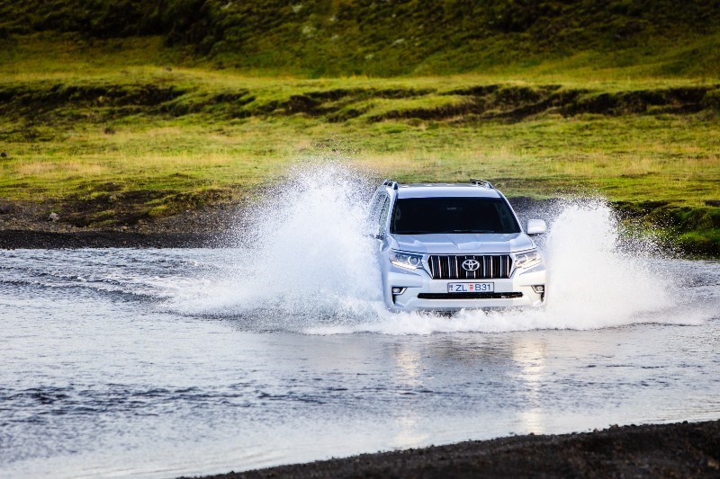 4x4 traverssant une rivière en Islande 