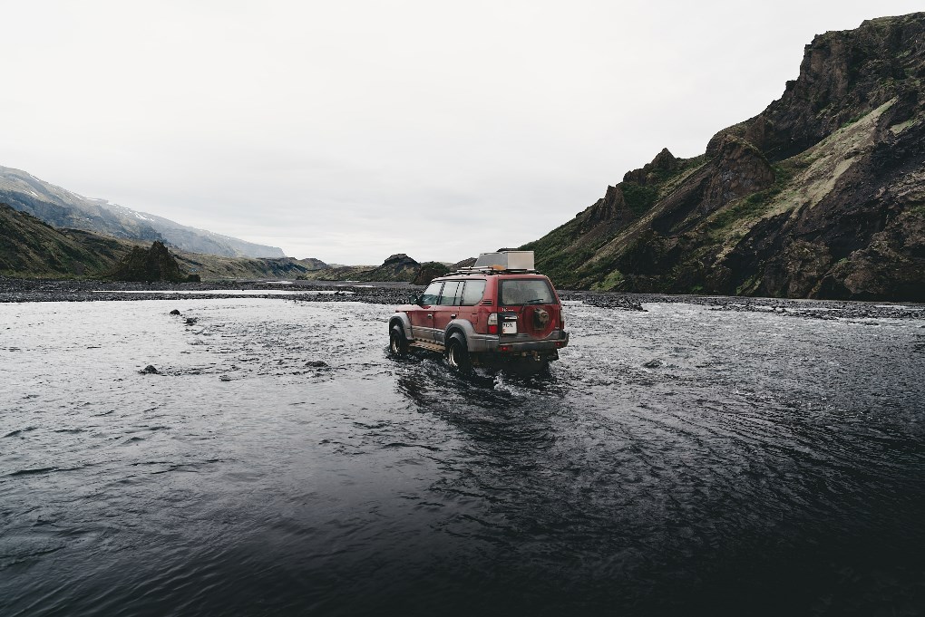 Cruzar un río en las Tierras Altas de Islandia puede ser un reto si no se tiene experiencia