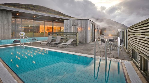 Las aguas termales de Fontana en Islandia son fácilmente accesibles para los que viajan por el Círculo Dorado de Islandia