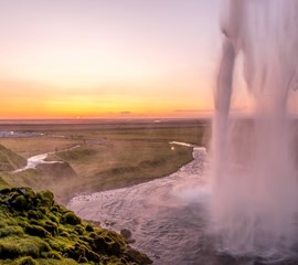 Seljalandsfoss ist ein Wasserfall entlang der Ringstraße in Island