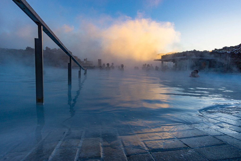 Relájese en una fuente termal en Islandia en invierno