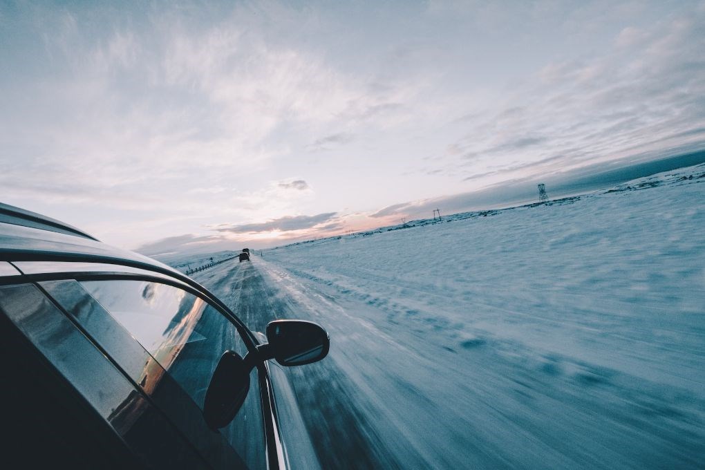 Vérifier l'état des routes avant de prendre la route en Islande en hiver