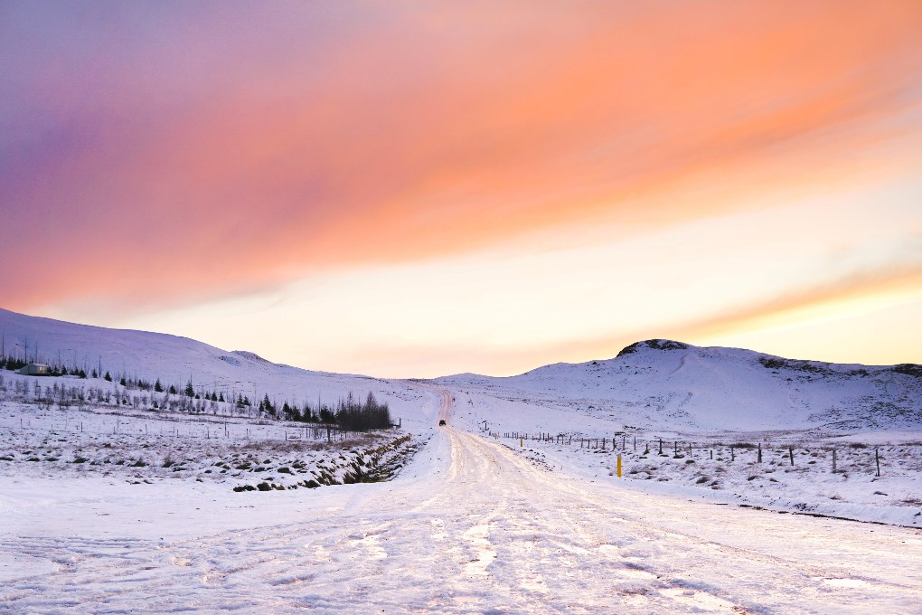 Carretera de invierno cubierta de nieve en Islandia