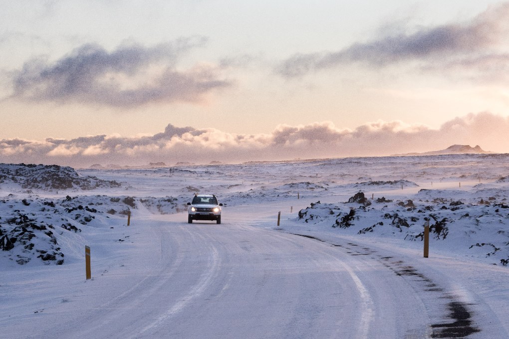 Todos los coches de alquiler de Lava Car están equipados con neumáticos de invierno con clavos en invierno