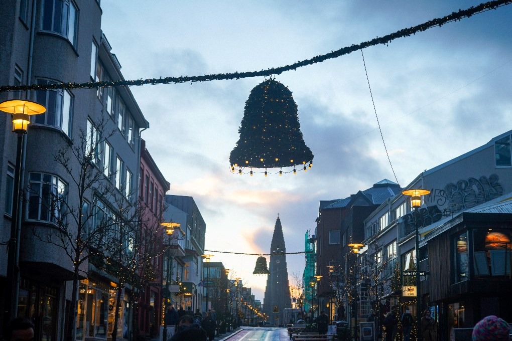 Le centre-ville de Reykjavik est magique pendant la période de Noël.