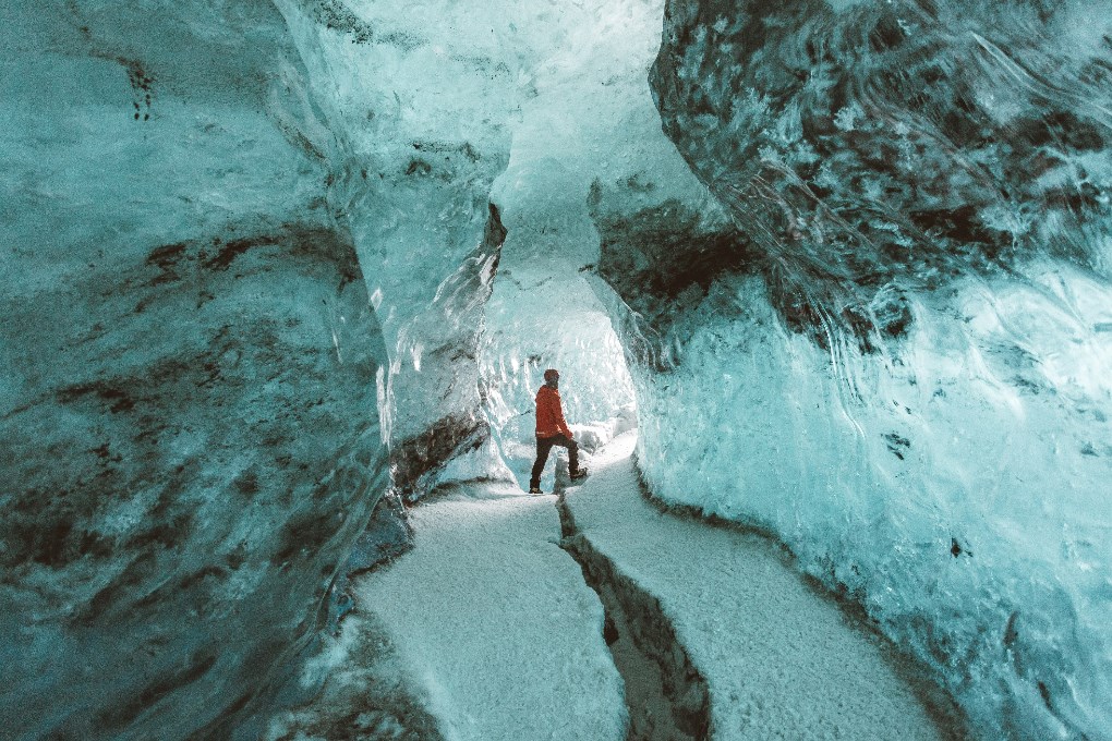Puedes visitar las cuevas de hielo naturales del glaciar Vatnajökull en la temporada de invierno