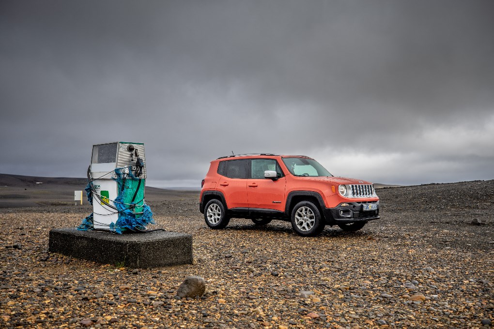 Coche de alquiler en una gasolinera de Islandia