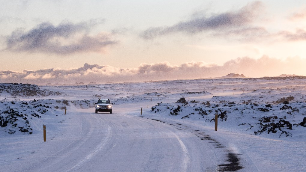 Conduciendo en Islandia durante la temporada invernal