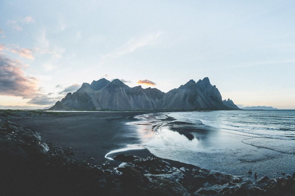 La montaña Vestrahorn es una de las principales atracciones del sureste de Islandia