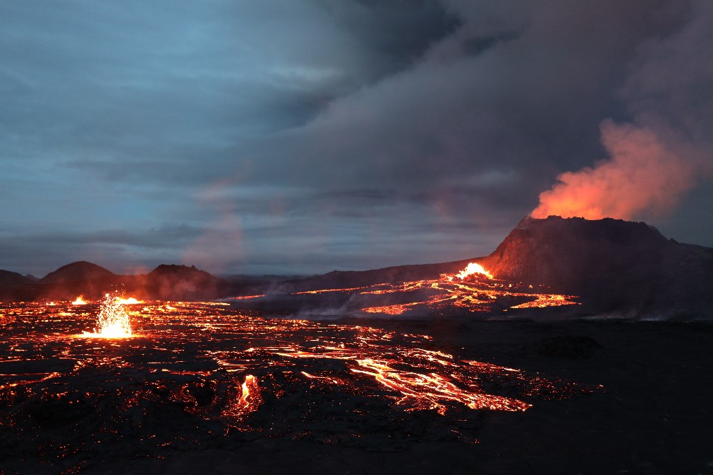 Erupción del Fagradalsfjall en Islandia por la noche