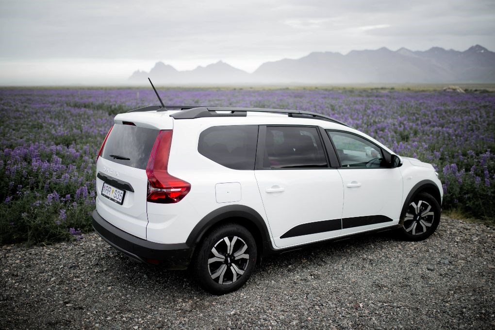 Alquilar un coche es la mejor forma de viajar en familia por Islandia