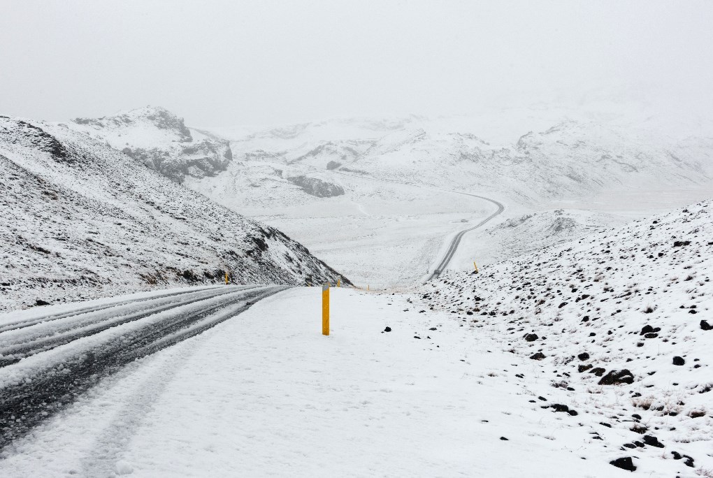 Les routes en Islande en hiver peuvent être couvertes de glace et de neige, vous devriez donc réserver une voiture 4x4
