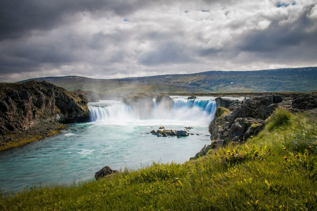 Godafoss es una cascada de visita obligada en la ruta del Círculo de Diamante en el norte de Islandia