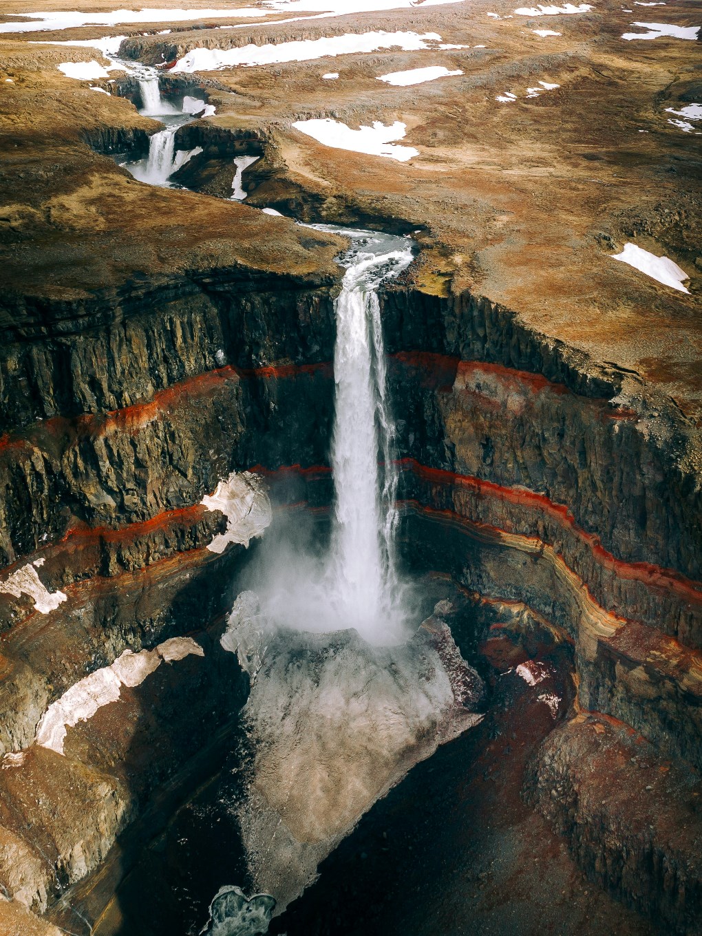 Si visitas el este de Islandia, no olvides incluir la cascada de Hengifoss en tu itinerario