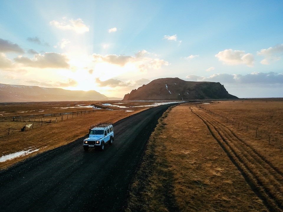 Conduciendo en un día soleado en Islandia