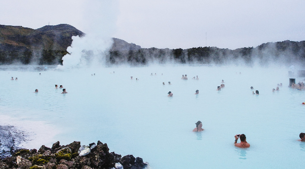 Profitez d'une expérience de bain unique dans une source chaude naturelle islandaise.