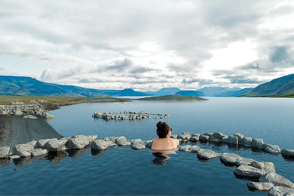 Aguas termales de Hvammsvik en Islandia