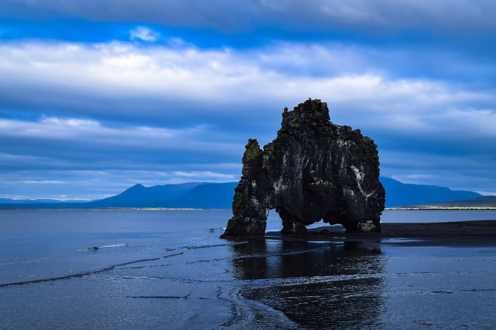 La roca del elefante de Hvitserkur en Islandia