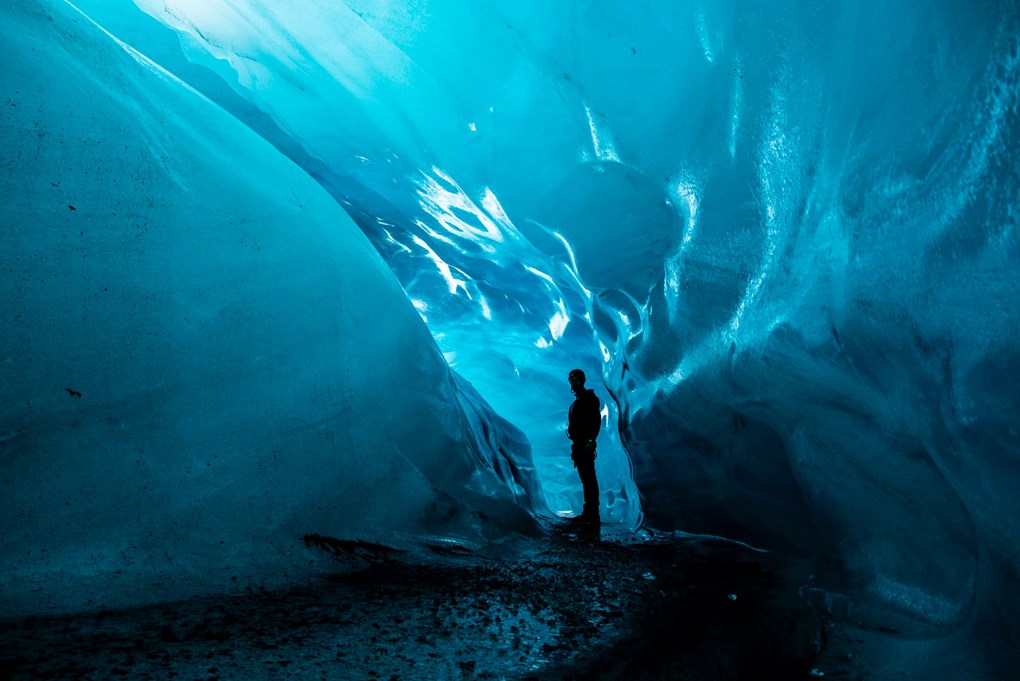 La espeleología en el hielo de Islandia es una actividad imprescindible