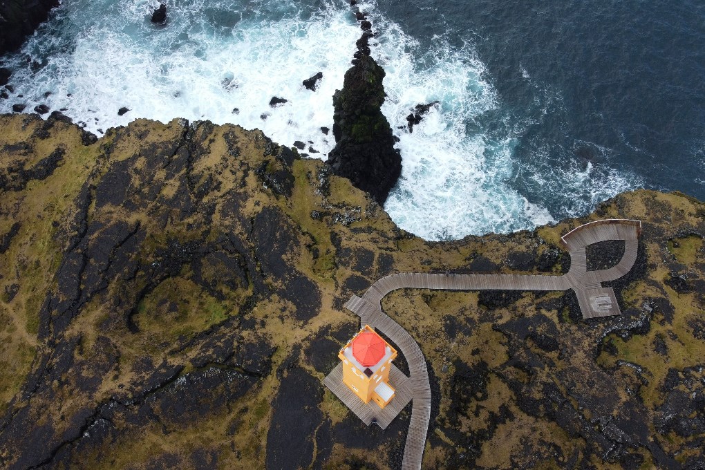 El faro de Svortuloft es una estructura de color naranja brillante situada en lo alto de la península de Snaefellsnes.