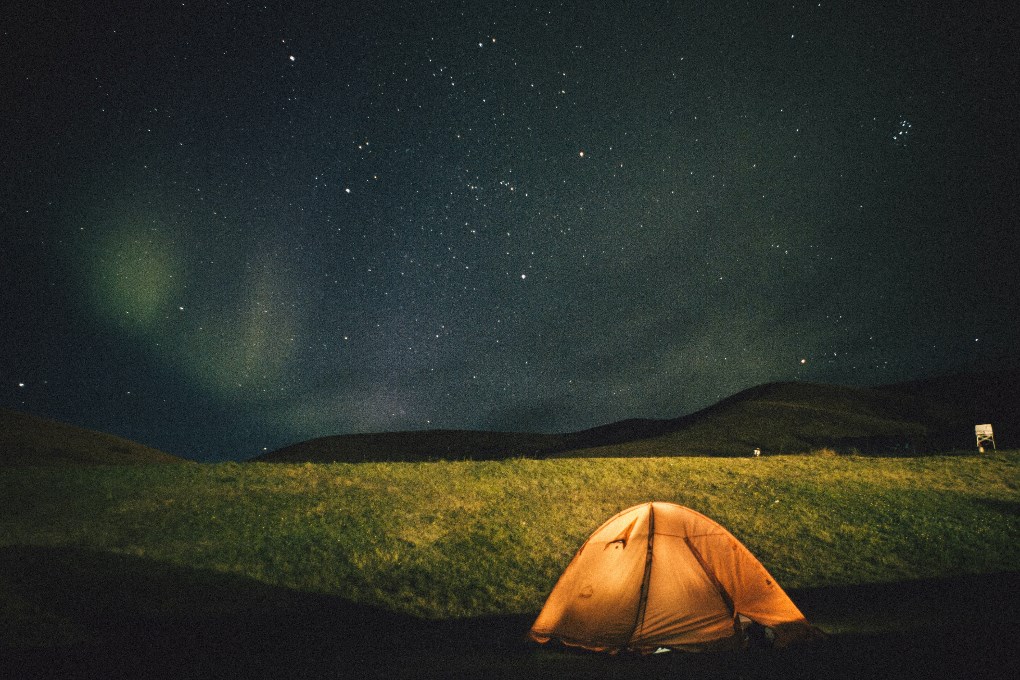 Découvrez le magnifique ciel d'Islande en faisant du camping !