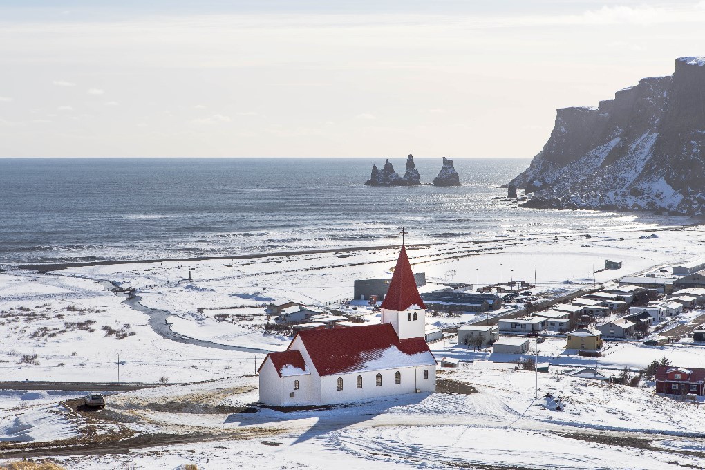 La iglesia de Vik en Islandia en invierno