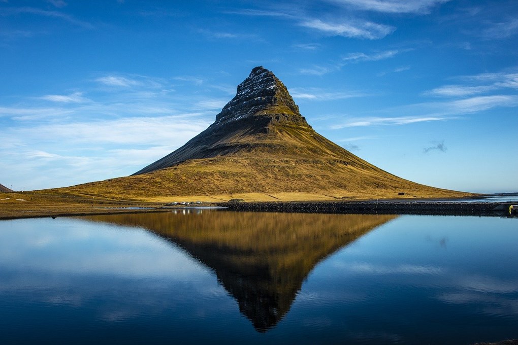 Kirkjufell rodeado de aguas azules y transparentes