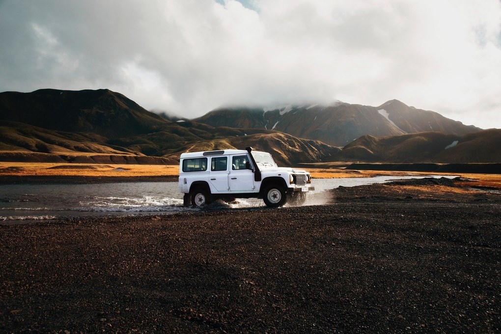 Voiture dans la nature islandaise