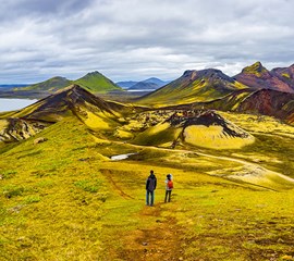 Des gens randonnent landmannalauger en islande