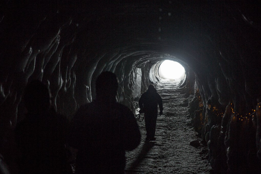 Explorando el interior de los túneles de hielo del glaciar Langjokull en Islandia