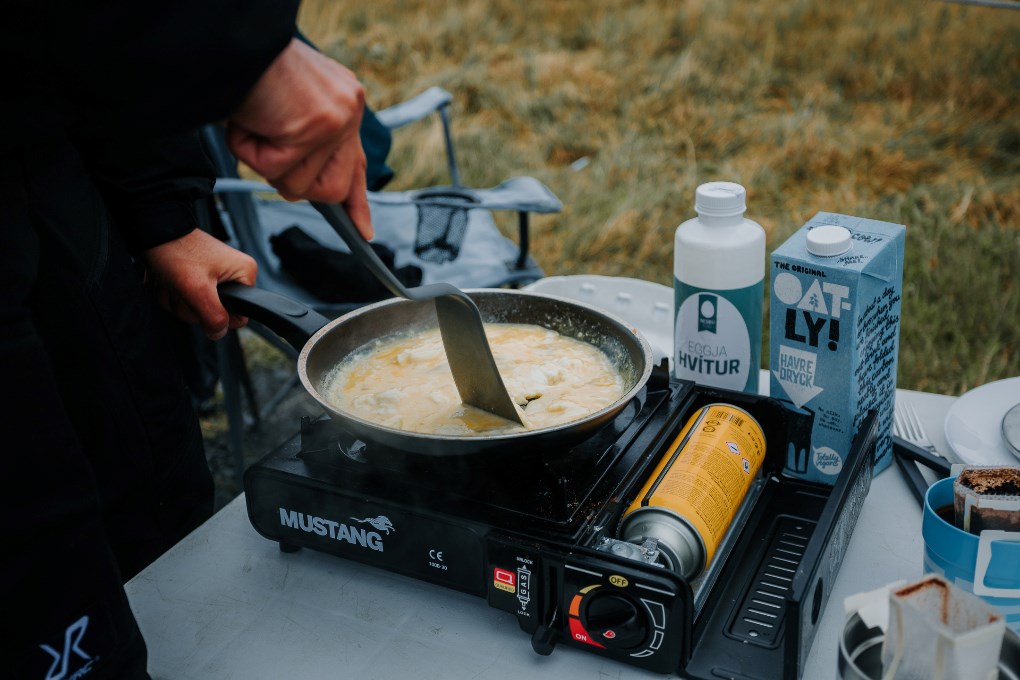 Vous pouvez cuisiner vos propres repas tout en voyageant en Islande en van 