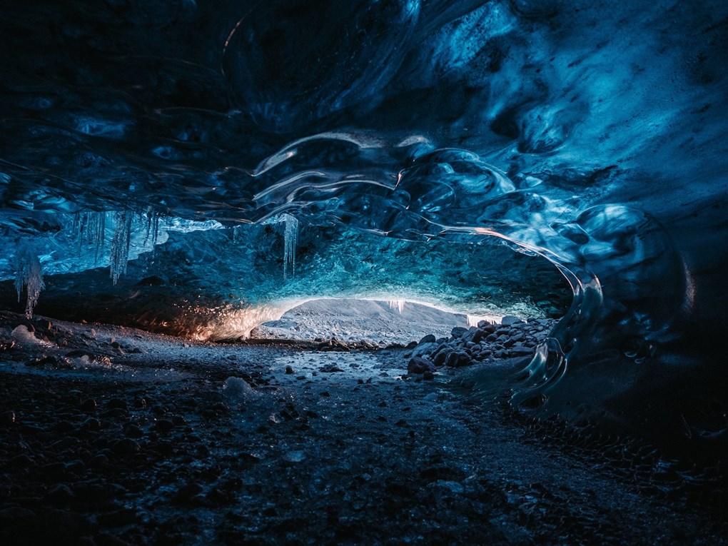 Grotte de glace du glacier de l'hiver islandais
