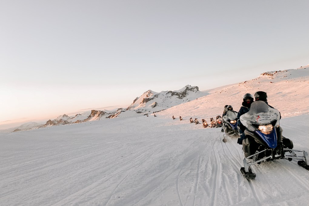 Motos de nieve en Islandia en invierno