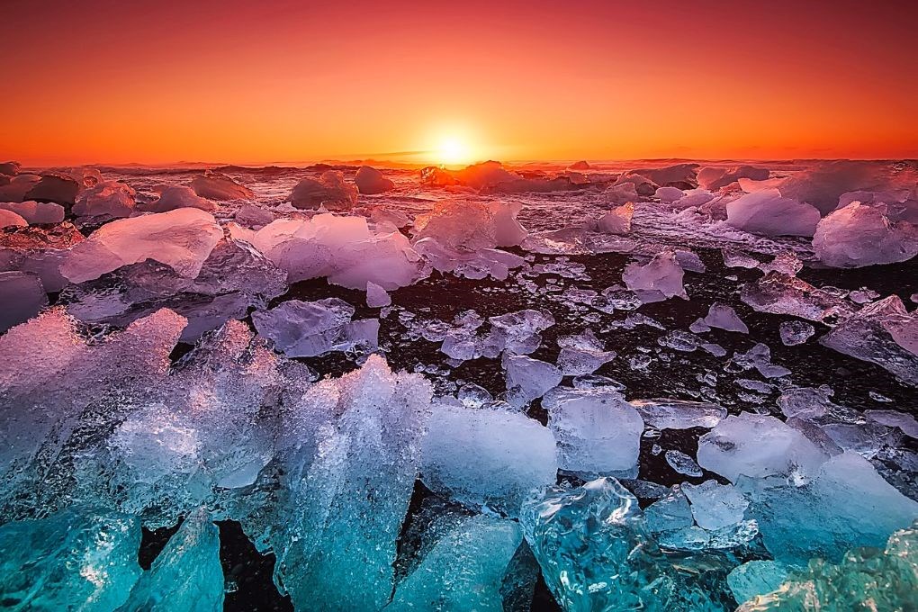 Midnight sun at the diamond beach Iceland