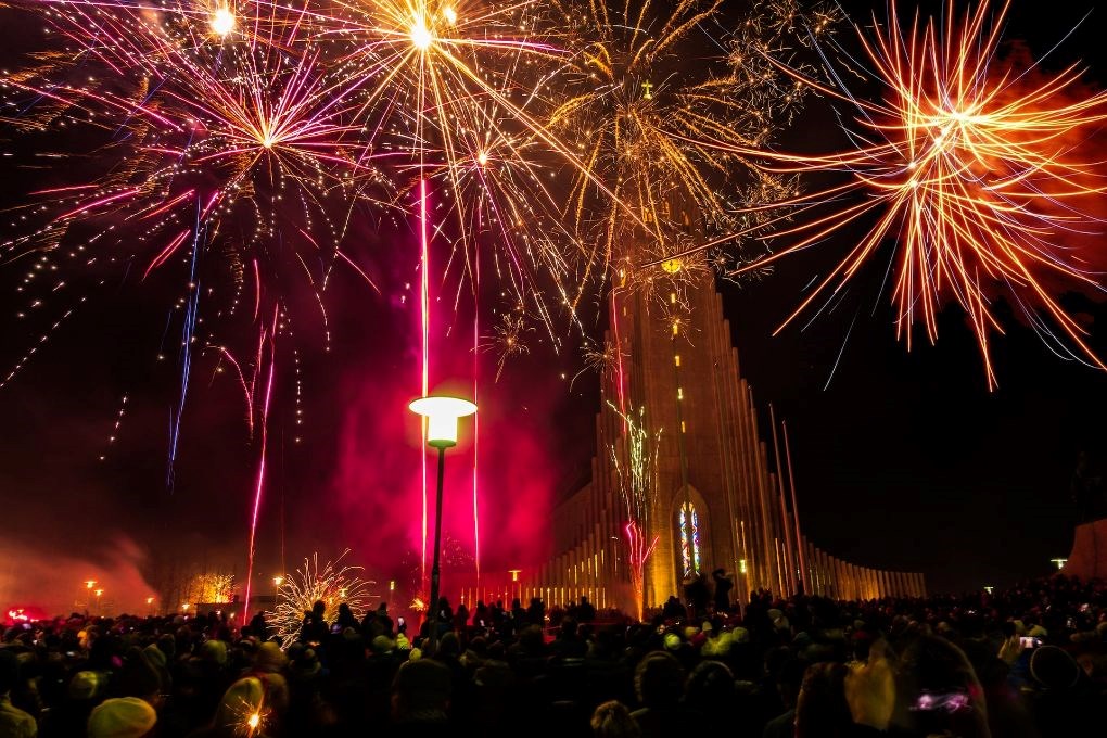 Numerosos fuegos artificiales en Nochevieja en Reikiavik (Islandia)