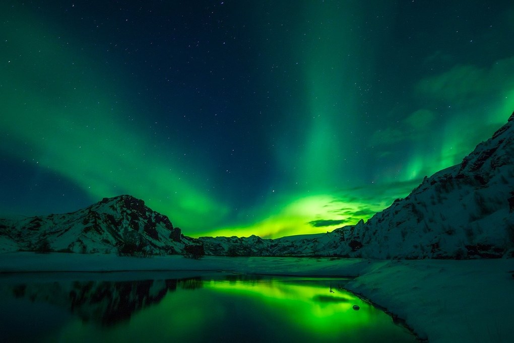 Auroras boreales sobre las montañas y glaciares islandeses