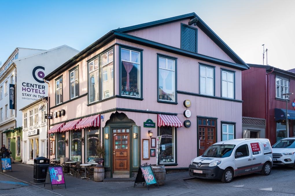 Stationnement dans la rue au centre-ville de Reykjavik