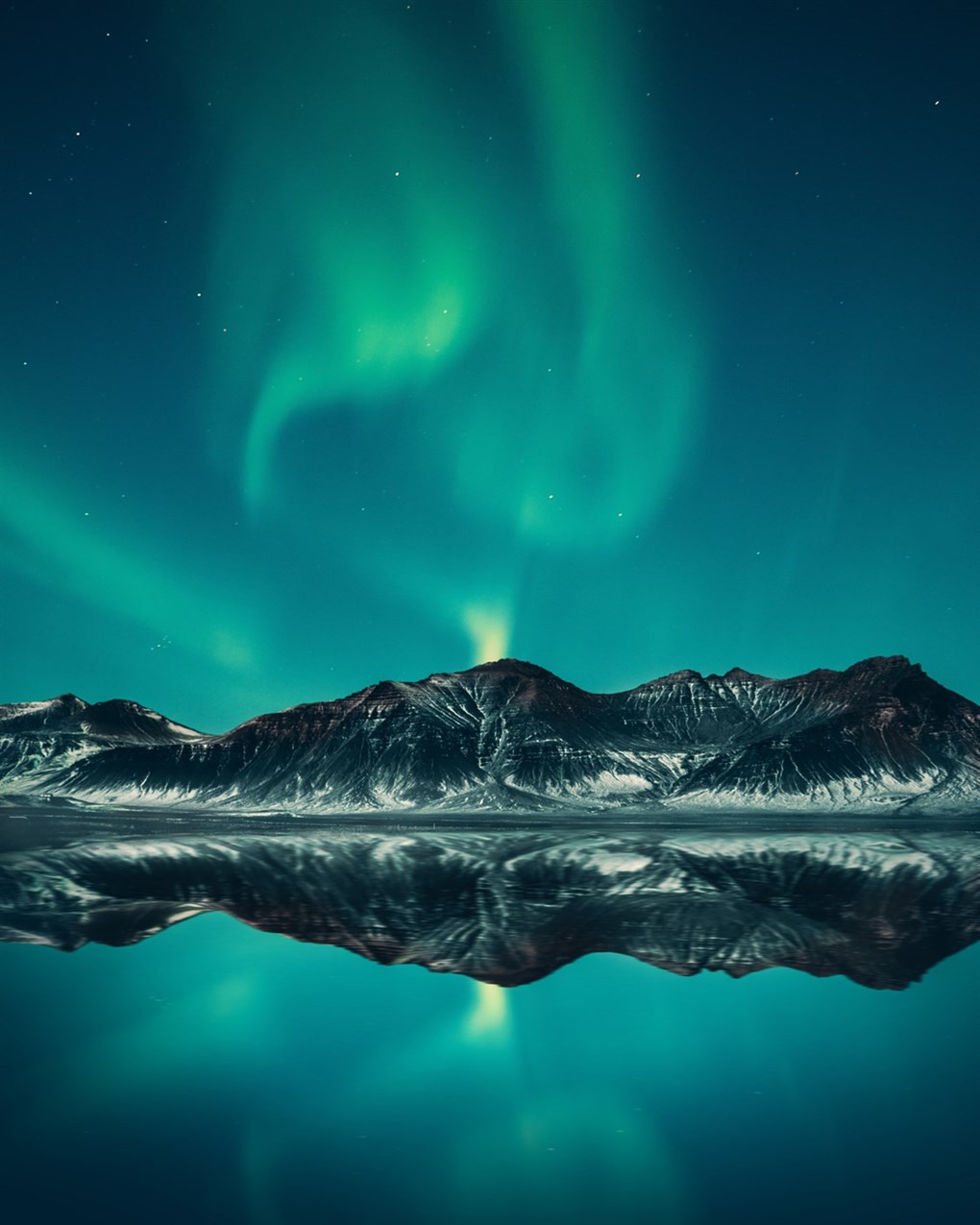 La caza de la aurora boreal en Islandia durante el invierno