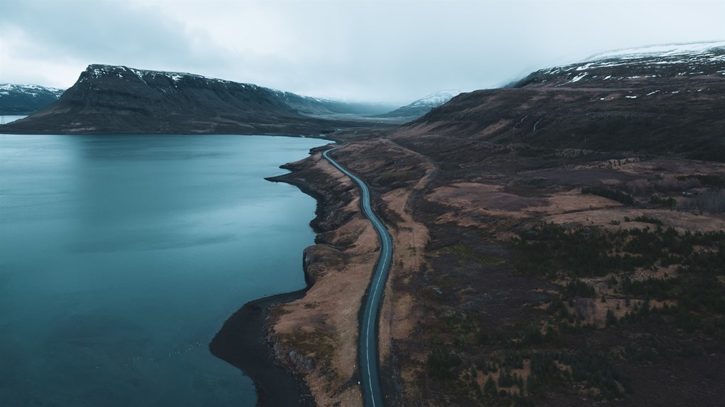Vistas de una carretera pavimentada en el norte de Islandia