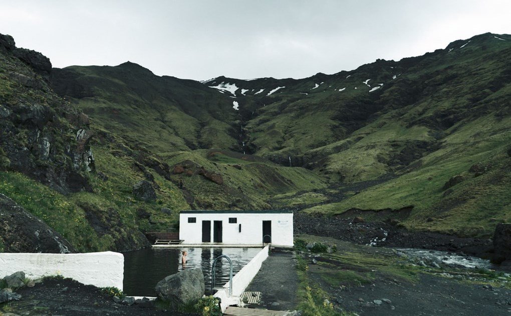 Piscina de Seljavallalaug en Islandia