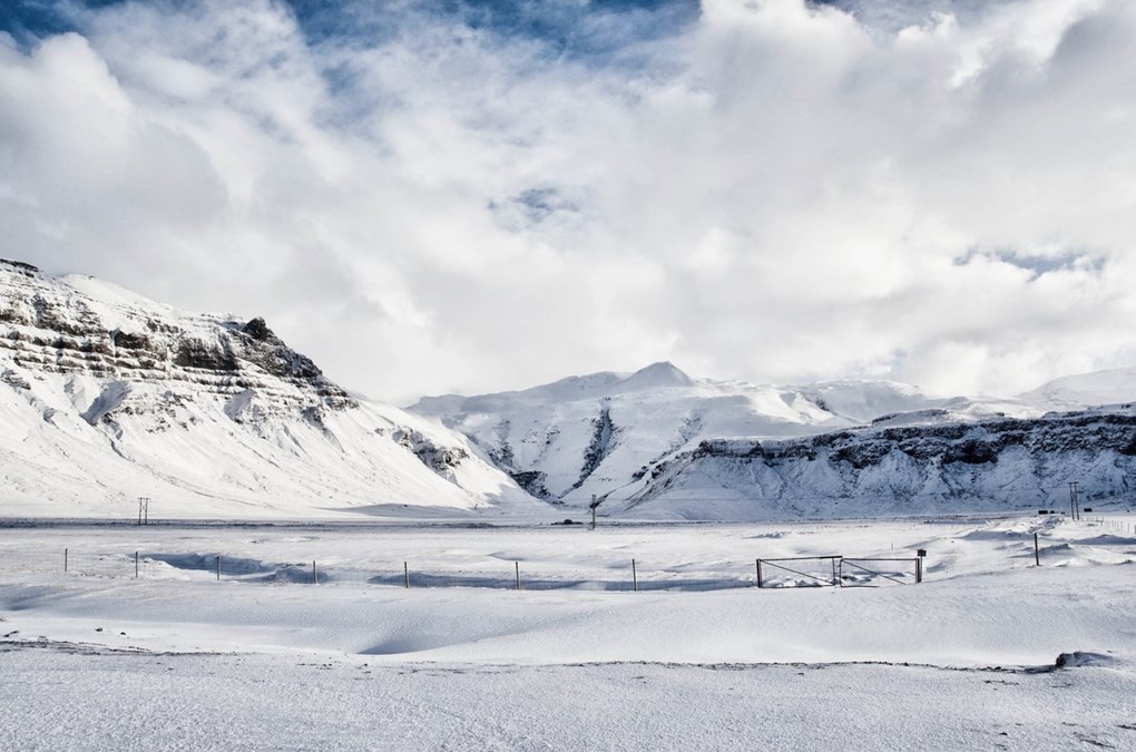Paisaje nevado de Islandia en invierno