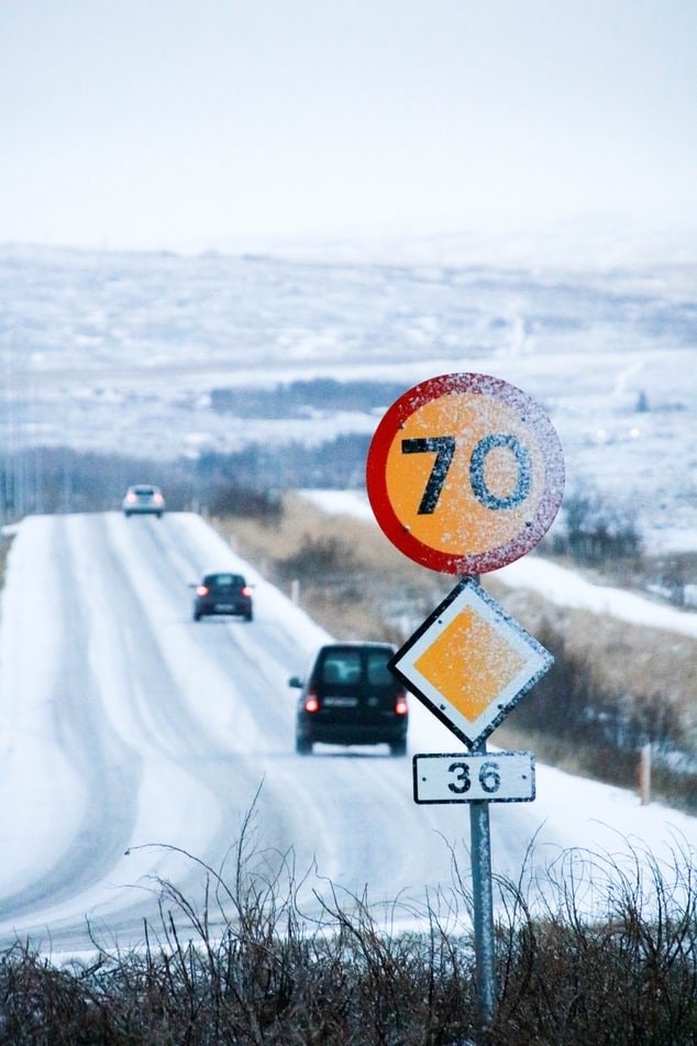 Surveiller sa vitesse de conduite est particulièrement important lorsque l'on conduit en Islande en hiver.