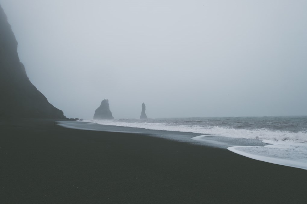 Playa de arena negra de Reynisfjara en la costa sur de Islandia