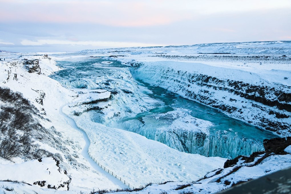 Vistas nevadas de Gullfoss, en el Círculo Dorado de Islandia