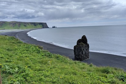 La playa de arena negra de Reynisfjara en Islandia 