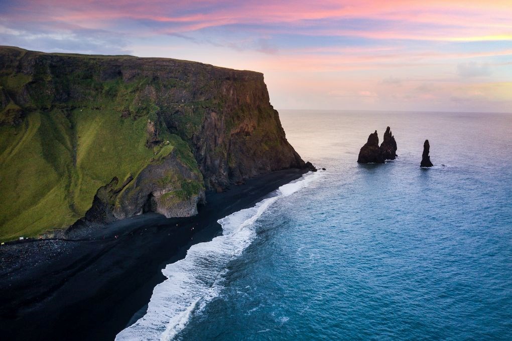 Plage de sable noir de Reynisfjara en Islande